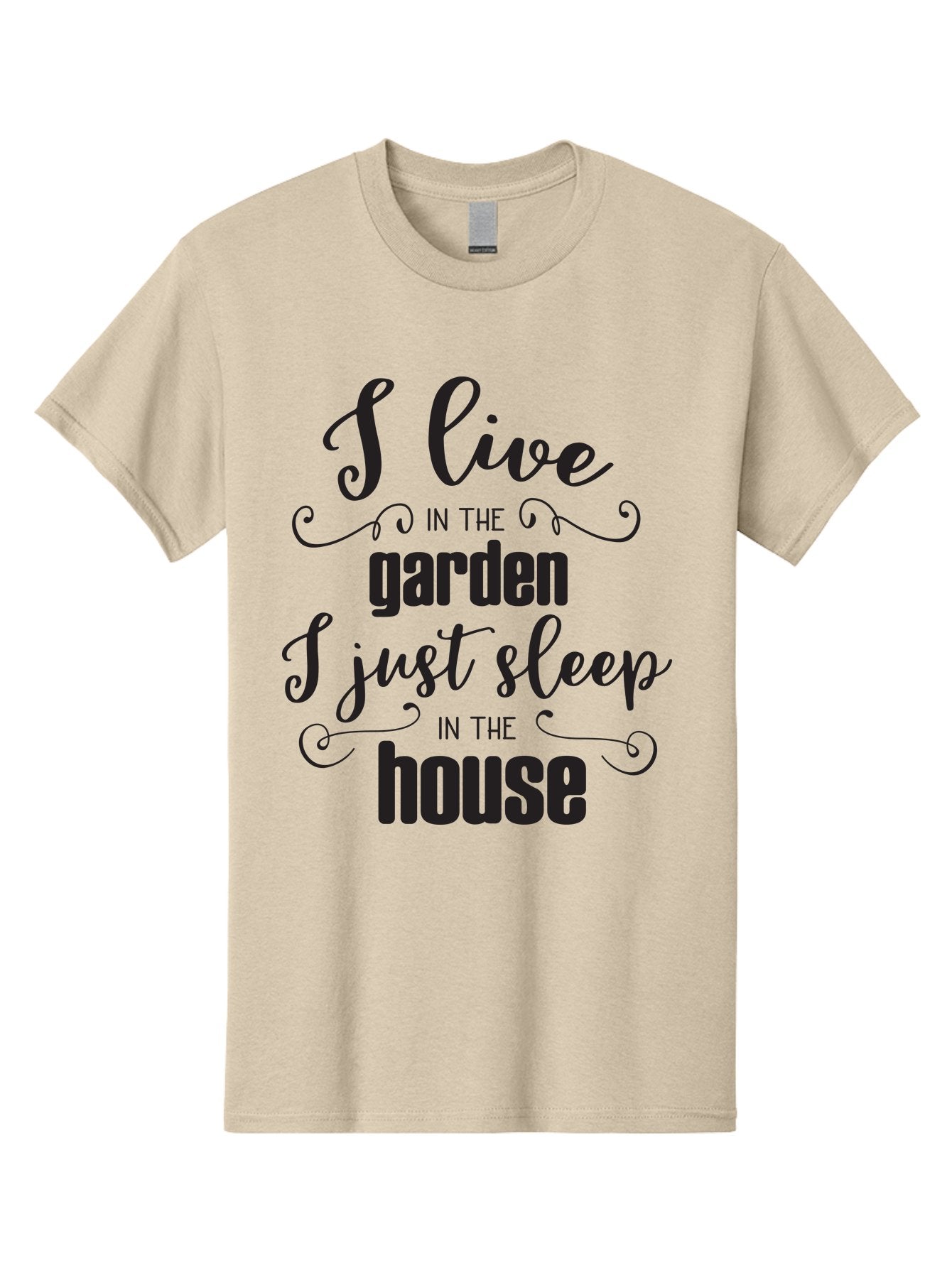 I-Live-In-The-Garden-I-Just-Sleep-In-The-House Men'S Graphic Tee, 100% Cotton, Comfortable Casual Summer Wear, Machine Washable, Inspirational Quote, Garden Lover, House And Garden, Outdoor Living, Nature Enthusiast, Gardening Life, Quote Art, Aac852